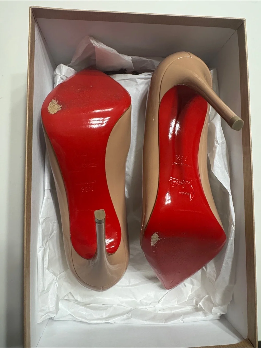 Christian Louboutin Nude Patent Pump, Size 38.5 - Picture 4 of 5